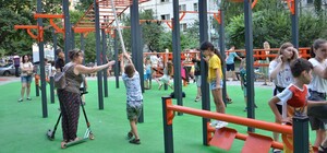 С детскими площадками и парковыми львами: на Салтовке появилась новая зона отдыха