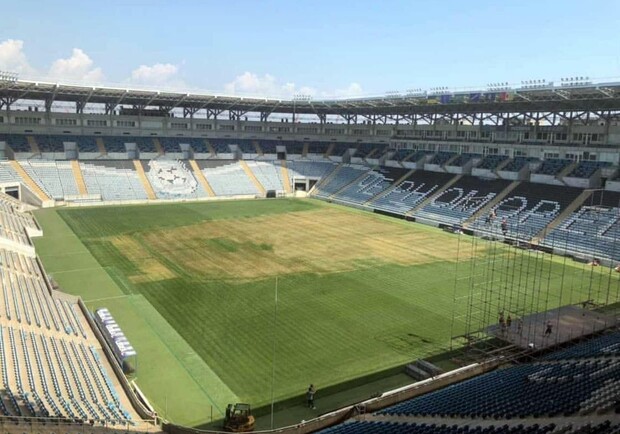 После концерта Монатика: на стадионе "Черноморца" вытоптали газон - фото