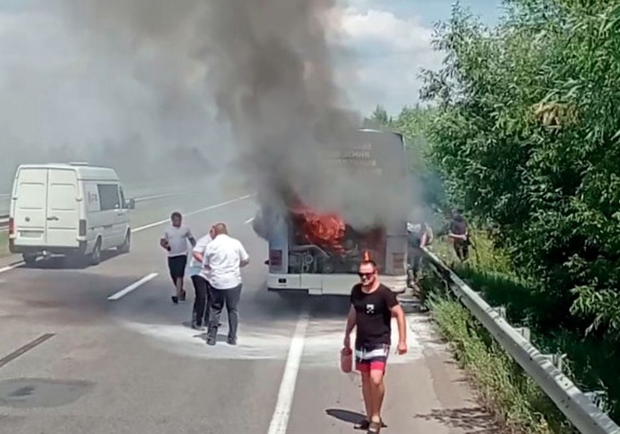 Во время движения: на трассе Одесса-Киев загорелся автобус с пассажирами - фото
