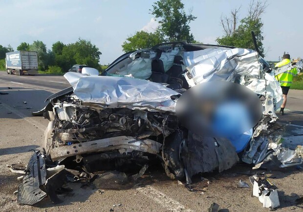 Под Одессой чиновник автодора на Land Cruiser врезался в зерновоз: авто разорвало на части. Фото: Национальная полиция