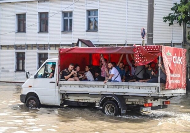 Бизнес на человеческой беде: с одесситов просят по 100 гривен за проезд через потоп. Фото: "Думская"