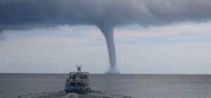 Стихия разбушевалась: в Кирилловке над морем заметили смерч (видео)