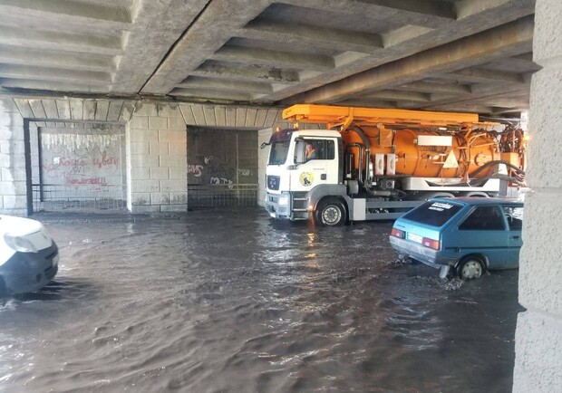 Прошло больше суток: в Одессе остаются затопленными некоторые улицы - фото