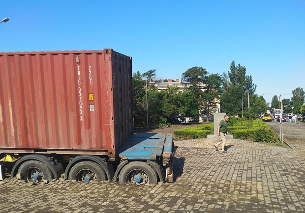 В одесском сквере провалился грузовик. Фото: Александр Сергеевич/Facebook 