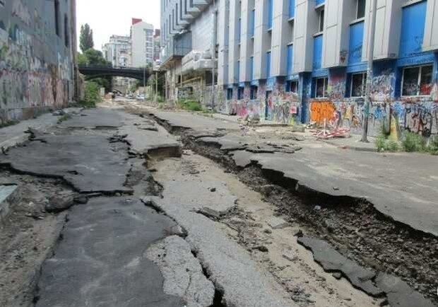 Дождь разрушил дорогу в одесской "канаве". Фото: Одесская жизнь