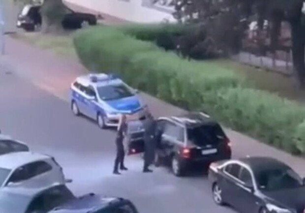 В Польше восемь полицейских задерживали одного украинца. Фото: скрин с видео в Facebook "ЗупиниЛося"