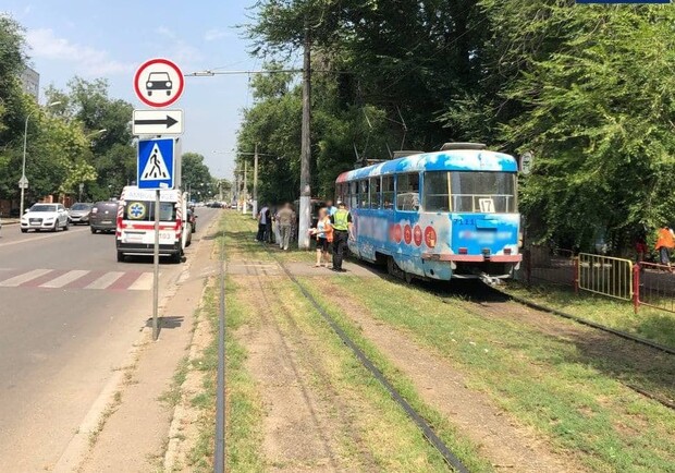 В Одессе мужчина ударился лицом об трамвай