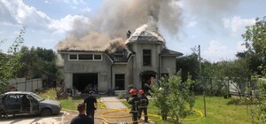 Загинули четверо людей: на Прикарпатті на житловий будинок впав літак