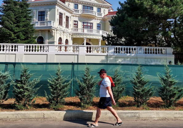 В Одессе богач перекрыл тротуар своим владением. Фото: "Культурометр" 