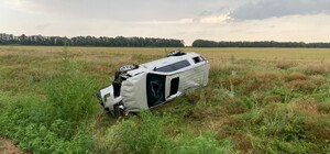 Слетел в кювет и перевернулся: на запорожской трассе бросили 