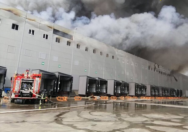 Под Одессой произошел масштабный пожар: горят склады - фото