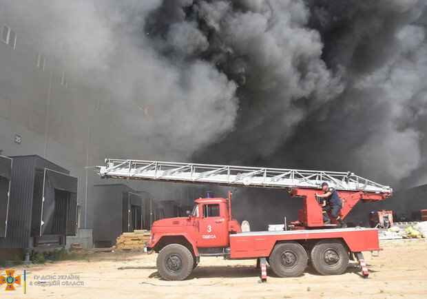 Было много дыма: спасатели рассказали подробности пожара на складах в Нерубайском  - фото