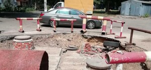 На поселке Котовского автомобиль провалился в коллектор: коммунальщики подают в суд