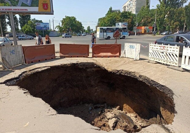 Провал дороги на Черемушках. Фото: Odessa.online
