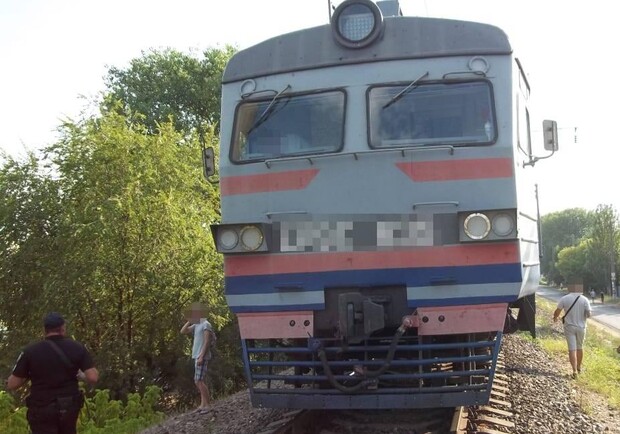 Самоубийство: в Затоке мужчина лег головой на рельсы поезда - фото