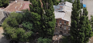 Разрушаются два дома: в Днепре строители незаконно снесли крышу многоэтажки