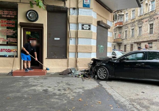 На Молдаванке машина влетела в стену дома. Фото: Odessa Online