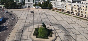 С последствиями для плитки: на Софийской площади устроили опасный дрифт