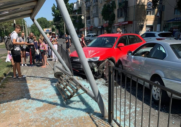 В Одессе две машины влетели в остановку. Фото: телеграм-паблик "ХО"