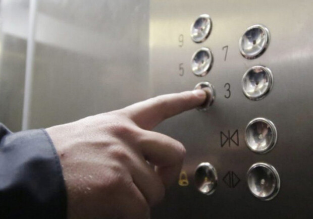 На поселке Котовского произошло ЧП с лифтом: внутри были люди - фото