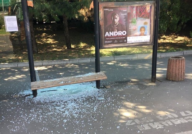 Очередной акт вандализма: в Аркадии разбили автобусную остановку. Фото: департамент городского хозяйства