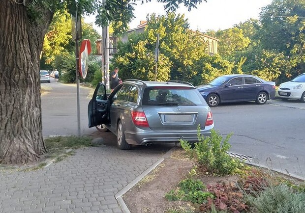 Штрафы не напугали: свежая фотоподборка наглых водителей в Одессе. Фото: Я паркуюсь как