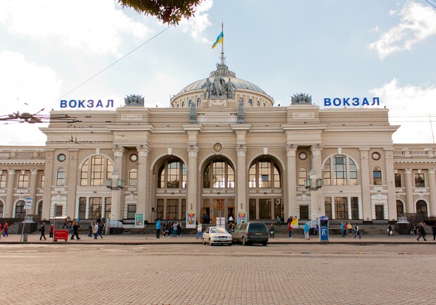 С Одесского вокзала требуют убрать советскую символику. Фото: wikipedia