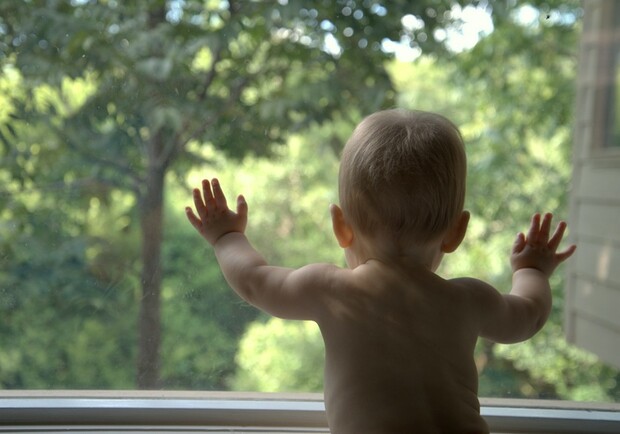 Оставили без присмотра: в Аркадии из окна выпал трехлетний мальчик. Фото: pexels