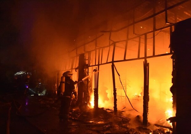 В Одессе сгорел магазин "Конфискат": его могли поджечь. Фото: Служба чрезвычайных ситуаций