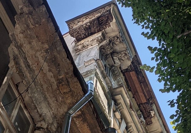В Одессе на голову иностранного туриста упал карниз старинного дома: подробности. Фото: 8News