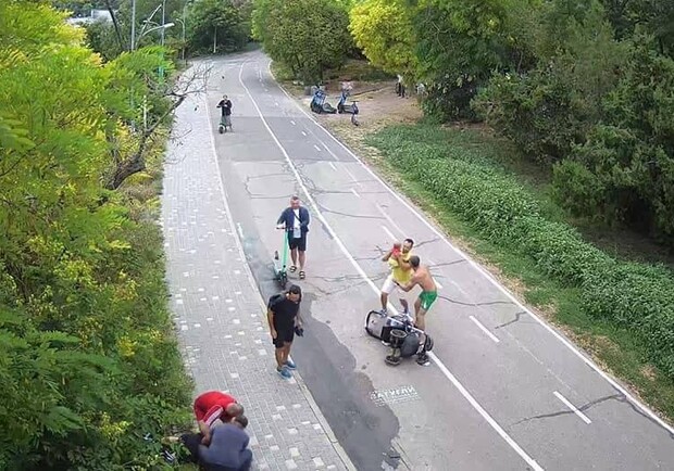 На Трассе Здоровья велосипедист сбил коляску с ребенком: подробности. Фото: департамент муниципальной безопасности