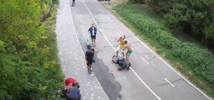 На Трассе Здоровья велосипедист сбил коляску с ребенком: подробности