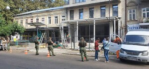 Захватили землю города: на Ришельевской сносят незаконный новострой 