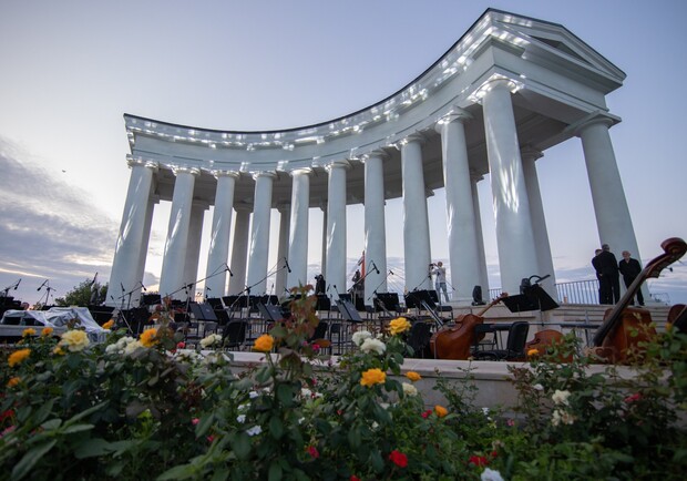 У Воронцовской колоннады состоялся грандиозный open-air. Фото горсовета 