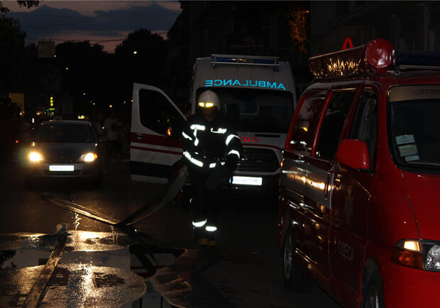 Нарушали правила пожарной безопасности: в центре Одессы загорелось кафе. Фото: Служба чрезвычайных ситуаций