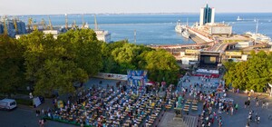 На глазах у туристов: в Одессе массово писали диктант по украинскому языку