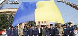 У центрі Дніпра підняли один із найбільших в країні Державних прапорів