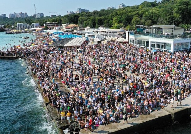 В Одессе тысячи людей смотрели морской парад. Фото: Odessa Online