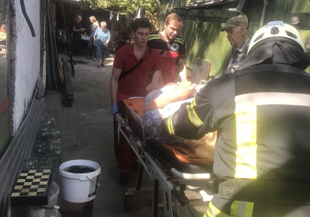 В Одессе пожилая женщина упала в подвал дома. Фото: ГСЧС