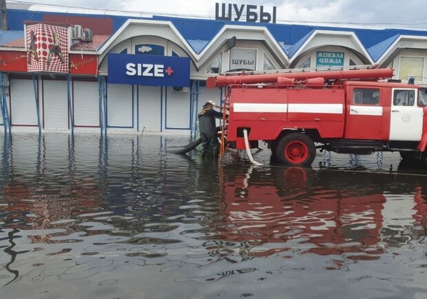 Летний дождик: в Одессе затопило улицы, магазины и парадные домов. Фото: рынок "7 километр"