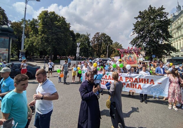 Без икон не обошлось: в Одессе проходит Марш за традиционные семейные ценности. Фото: "Думская"