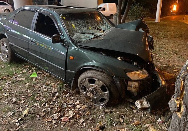 Ночью в Одессе авто влетело в дерево на АЗС: есть пострадавшие  - фото