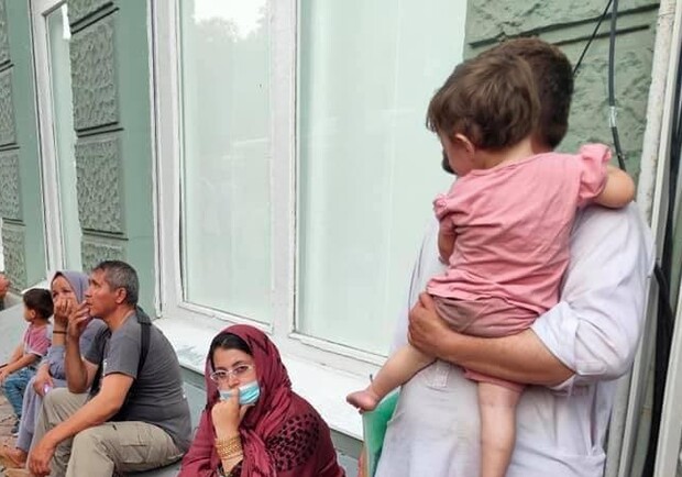 Привезли: в Одессе заметили беженцев из Афганистана - фото