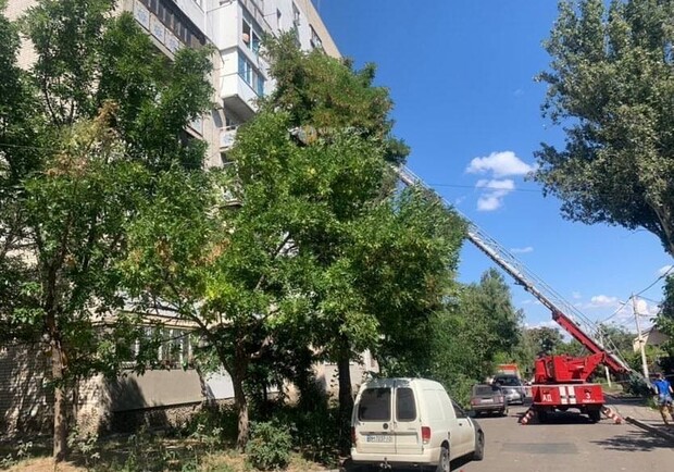 Съехались все: как в Одессе с размахом снимали мужчину с 7-го этажа. Фото: "Курс Одесса"