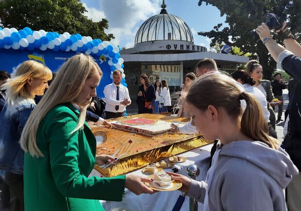 Градоначальникам – цветы, горожанам – торт: как в Одессе отмечают День города. Фото: Марины Повертайло