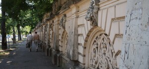 ЧП на Французском бульваре: мужчина выпал из окна гостиницы