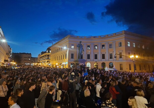 С салютом и толпами: как прошел концерт ко Дню города в Одессе. Фото Марины Повертайло