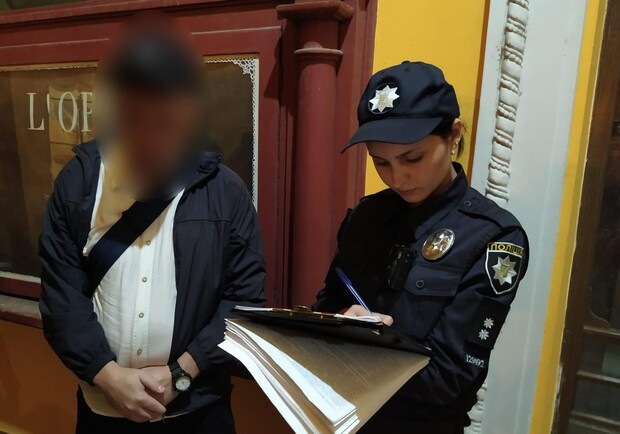 Попался с уловом: как карманник орудовал в Одессе на гала-концерте. Фото: Одесская полиция