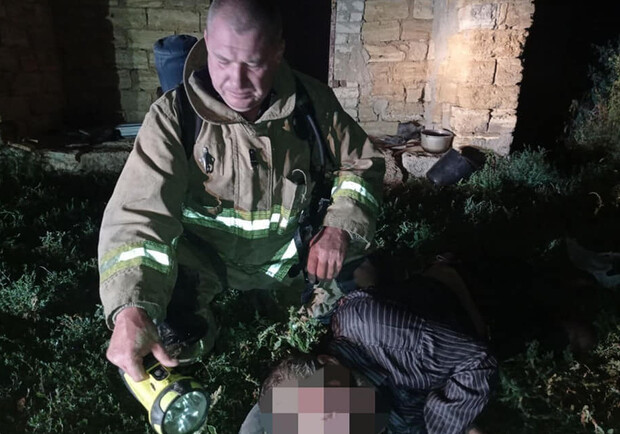 Успели спасти: в Одесской области из горящего дома вынесли мужчину. Фото: Служба чрезвычайных ситуаций