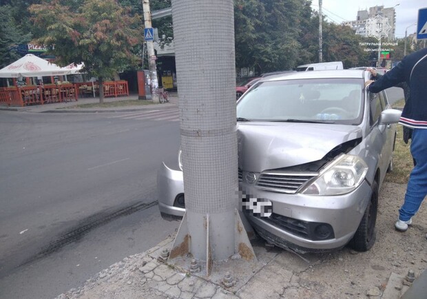 Не справилась с управлением: на Таирова автомобиль врезался в столб. Фото: патрульная полиция
